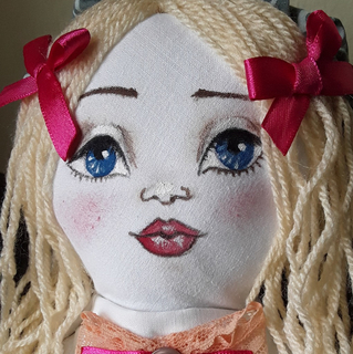 Bambola di stoffa da Il Progetto Libellula di Persephone
